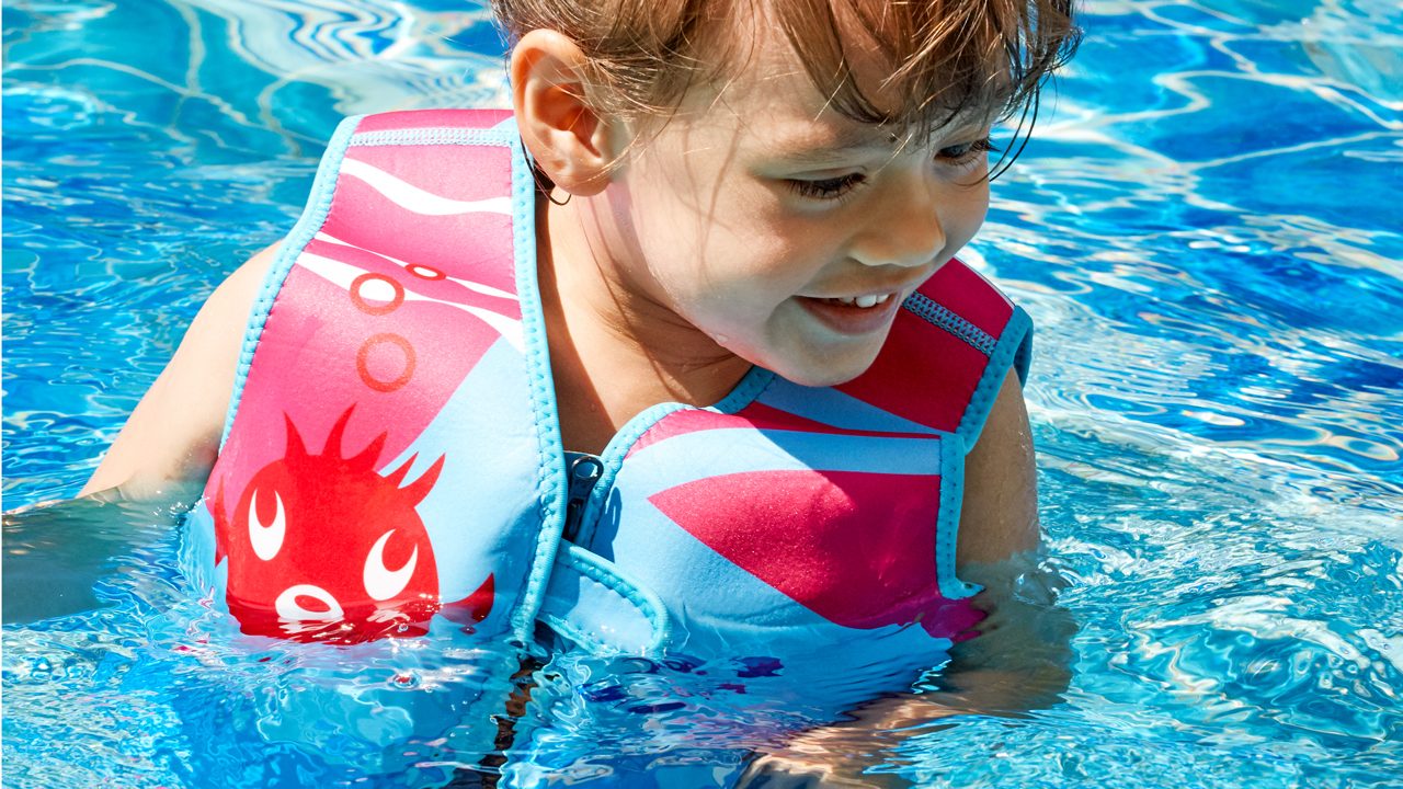 Med en svømmevest kan ungerne holde sig oppe i vandet